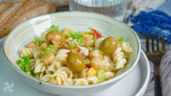 Ensalada de pasta con garbanzos