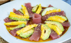 Ensalada de Sashimi con Aguacate y Mango