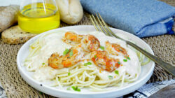 Espaguetis a la crema con gambones y toque de limón