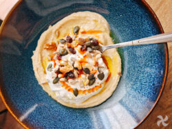Hummus de garbanzos con queso batido y miel