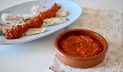 Pescado al vapor con salsa de tomate casera