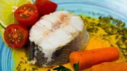 Recetas con merluza congelada: las 10 mejores ideas fáciles, al horno y en salsa