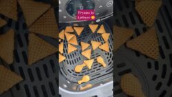 Airfryer లో Fryums చేసా🤤Airfryer Recipe 1 #shorts #trending #airfryer #airfryerrecipes #food #snacks
