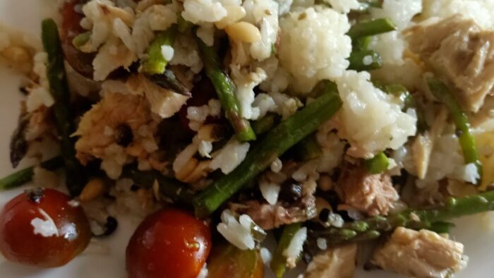 Ensalada de arroz con espárragos y atún, fácil y rico con Thermomix