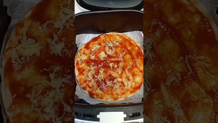 First time using an airfryer to make pizza!!! #recipe #airfryer #pizza #airfryerrecipes #shorts