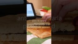 Focaccia con pesto de albahaca, mozzarella y tomate fresco