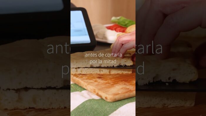 Focaccia con pesto de albahaca, mozzarella y tomate fresco