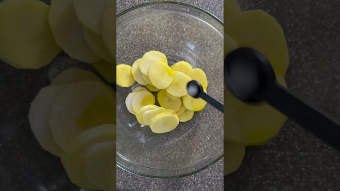 Patatas en rodajas en freidora de aire
