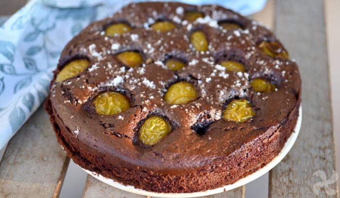 Bizcocho de chocolate, ciruelas y cerezas en almíbar