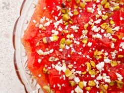 Carpaccio de sandía y queso feta con vinagreta de pistachos