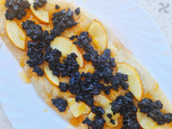 Coca de morcilla, manzana y miel