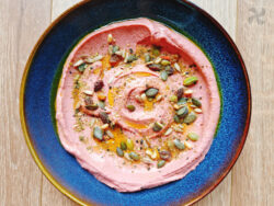 Hummus de remolacha y yogur griego