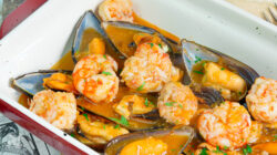 Mejillones y gambones en salsa de tomate