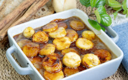 Postre de crema pastelera de plátano caramelizada