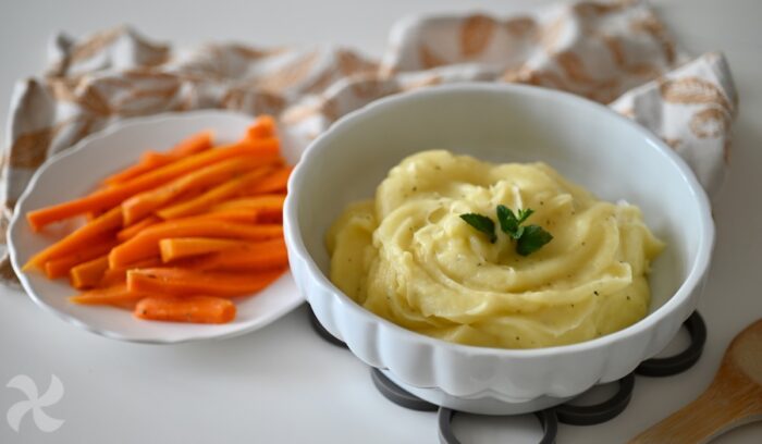 Puré de patata y menta, con bastoncillos de zanahoria