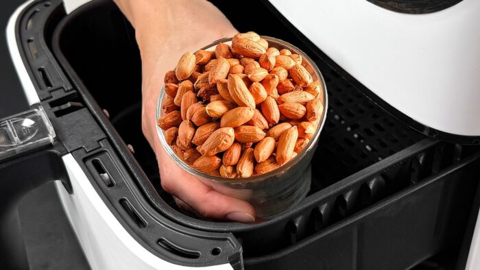 ¡Pon cacahuetes en la freidora de aire y ESTO sucede! Esta receta se ha vuelto viral.