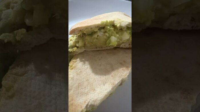 Bocadillo en pan de pita con aguacate, atún y huevo | Receta rápida en Airfryer 🫓🥑🐟🥚 #shorts