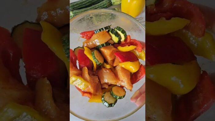 Brochetas de pollo y salchichas en freidora de aire