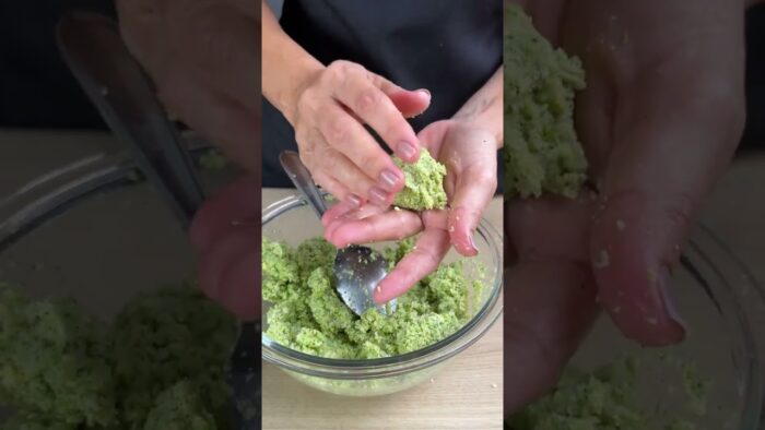 Deliciosas bolitas de brócoli para un refrigerio súper saludable.