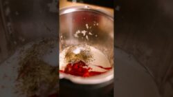 Paprika-Hähnchen-Geschnetzeltes in cremiger Tomaten-Sahnesauce – einfach im Thermomix® zubereitet.