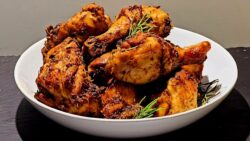 Pollo al ajillo con aceite de coco en freidora de aire fácil para la cena