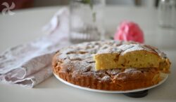 Bizcocho de mantequilla con pera y manzana