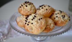 Bollitos con crumble en la superficie