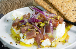 Burrata con tartar de atún y pistachos