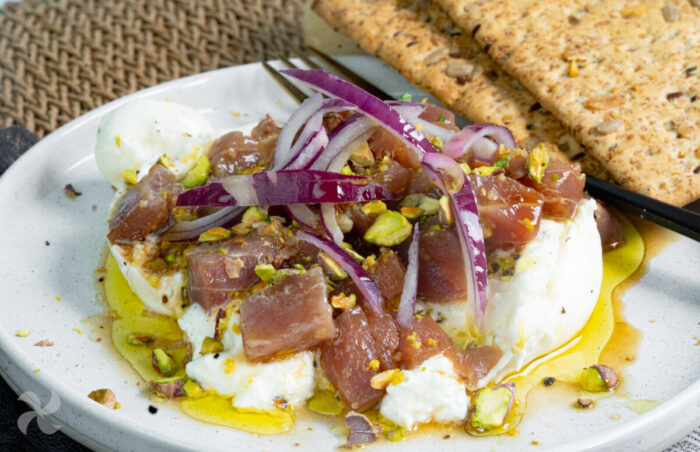 Burrata con tartar de atún y pistachos