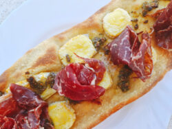 Coca de cecina, queso brie y pesto