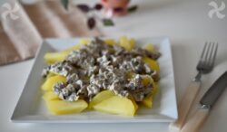 Patatas con salsa de nata y setas
