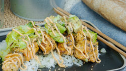 Salmón acordeón marinado con aguacate y arroz