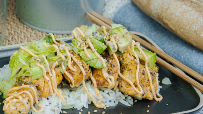 Salmón acordeón marinado con aguacate y arroz