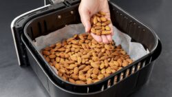 ¡Pon las almendras en la freidora y ESTO sucede! Esta receta saludable se ha vuelto viral