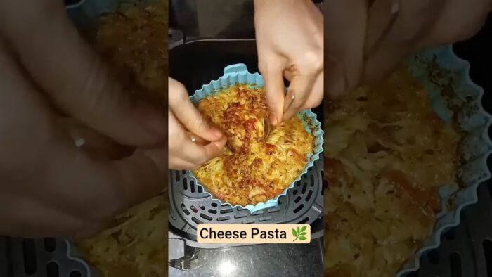 Air Fryer Cheese Pasta 😋#CheesePasta #AirFryerRecipe#shortsfeed#ytshorts#trending#foodshorts#viral