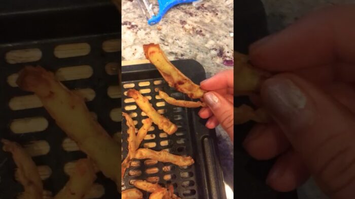 Quick, healthy potato chips! Re-use potato peels!🫶🥔 #recipe #healthy #potatochips #airfryer #foodie