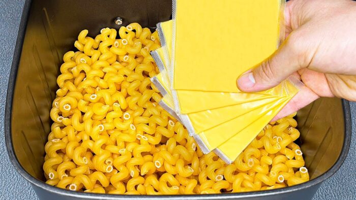 This recipe has gone viral! Mac & Cheese in the Air fryer! Delicious dinner!