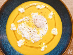 Crema de calabaza proteica con huevo poché y queso cottage