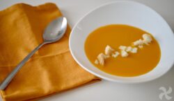 Crema de calabaza y zanahoria con trocitos de pan y mozzarella