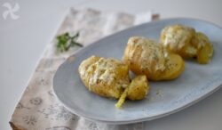 Patatas con ajo y mozzarella