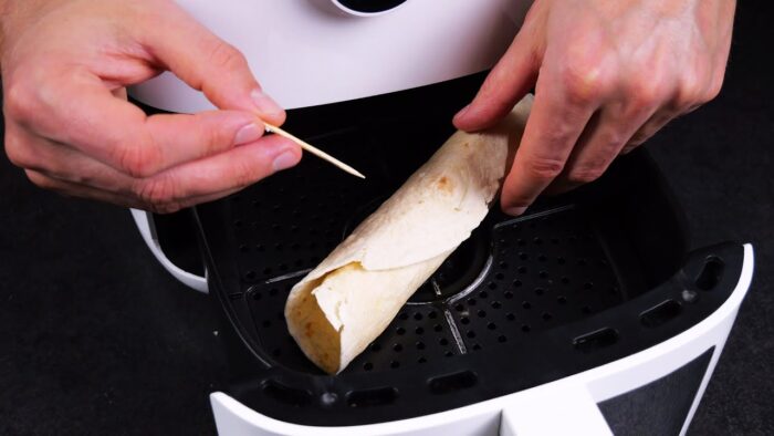 ¡Pon tortillas enrolladas en la freidora de aire y observa cómo se despliega la magia! ¡Esta receta es pura genialidad!