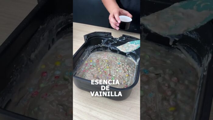 ¿Sabías que si agregas M&M’s a la freidora de aire junto con dos huevos…