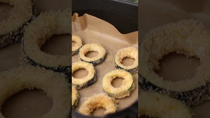 Aros de calabacín en freidora de aire, rebozados con parmesano y salsa de yogur
