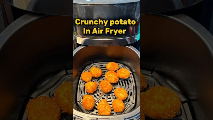 Crunchy Potato in Air Fryer 😋 #potato #food #airfryerfood #shorts #recipe #youtubeshorts #airfryer