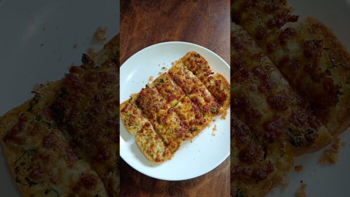 Extra Cheesy Garlic Bread Recipe in Air Fryer #garlicbread #shorts #youtubeshorts #viralvideo #food