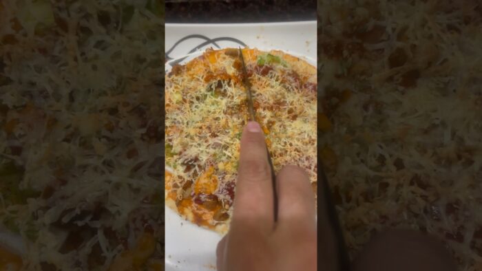 Make crunchy pizza using pigeon Air fryer just in 5 mins 🍕❤️ #pigeonairfryerreview