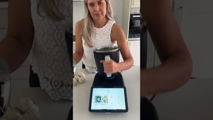 Peeling garlic in the Thermomix takes just 2 minutes 🧄