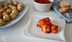 Albóndigas de pollo al vapor con salsa de tomate