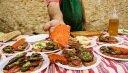 Crostini de sobrasada con pera al balsámico vasca