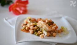 Ensalada de garbanzos con guisantes y langostinos
